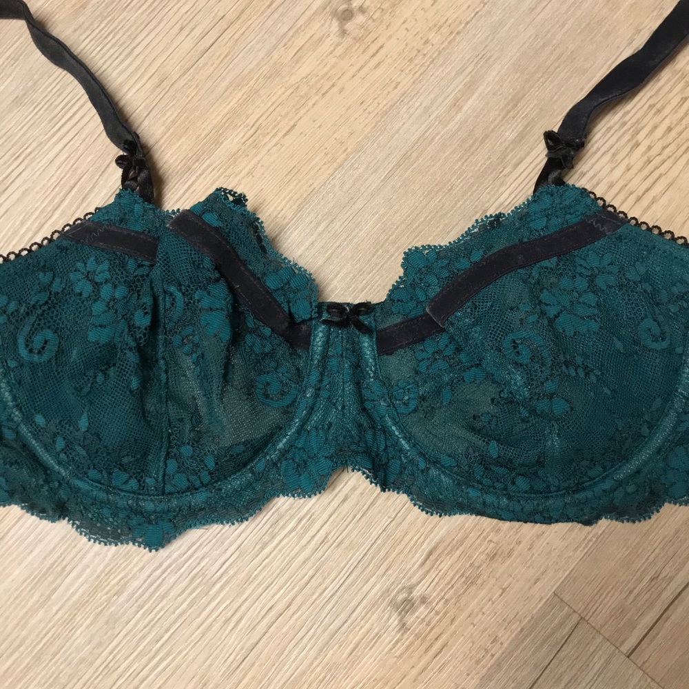 VICTORIA’S SECRET 32 DD LACE BRA